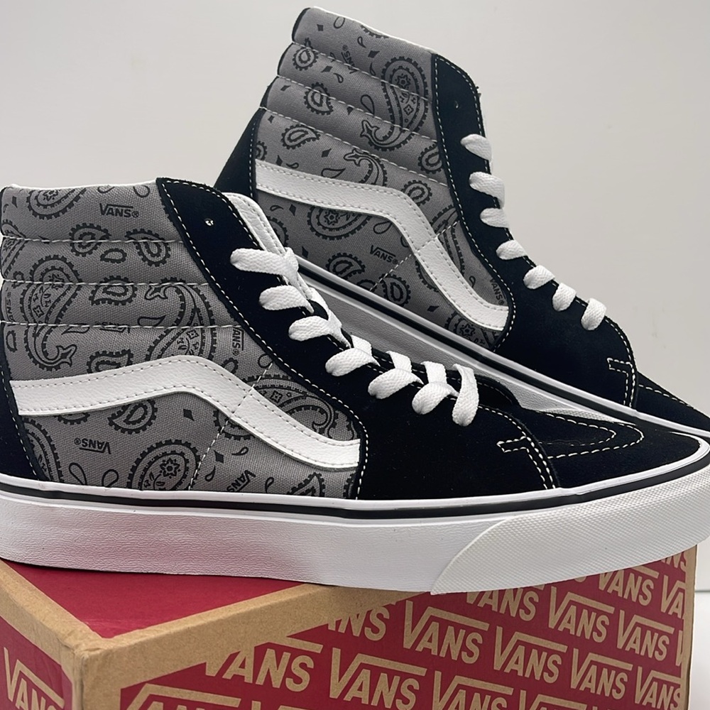 Vans Men’s Sk8-Hi Paisley Gray/True White
VN0005U9BGJ
Sneakerss - Picture 8 of 16